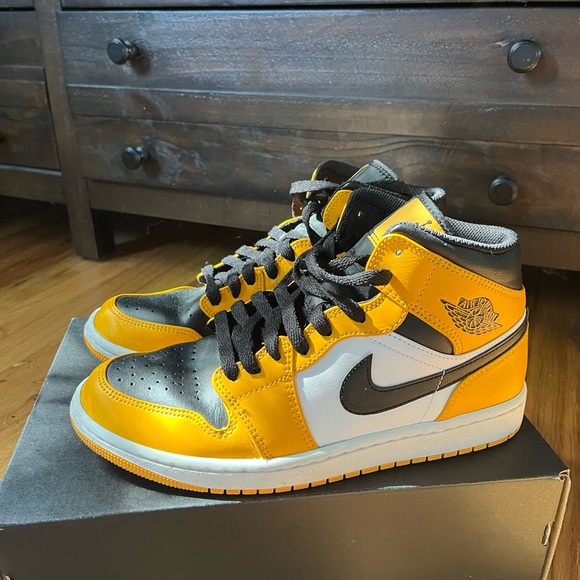 Air Jordan 1 Mid - Picture 6 of 10
